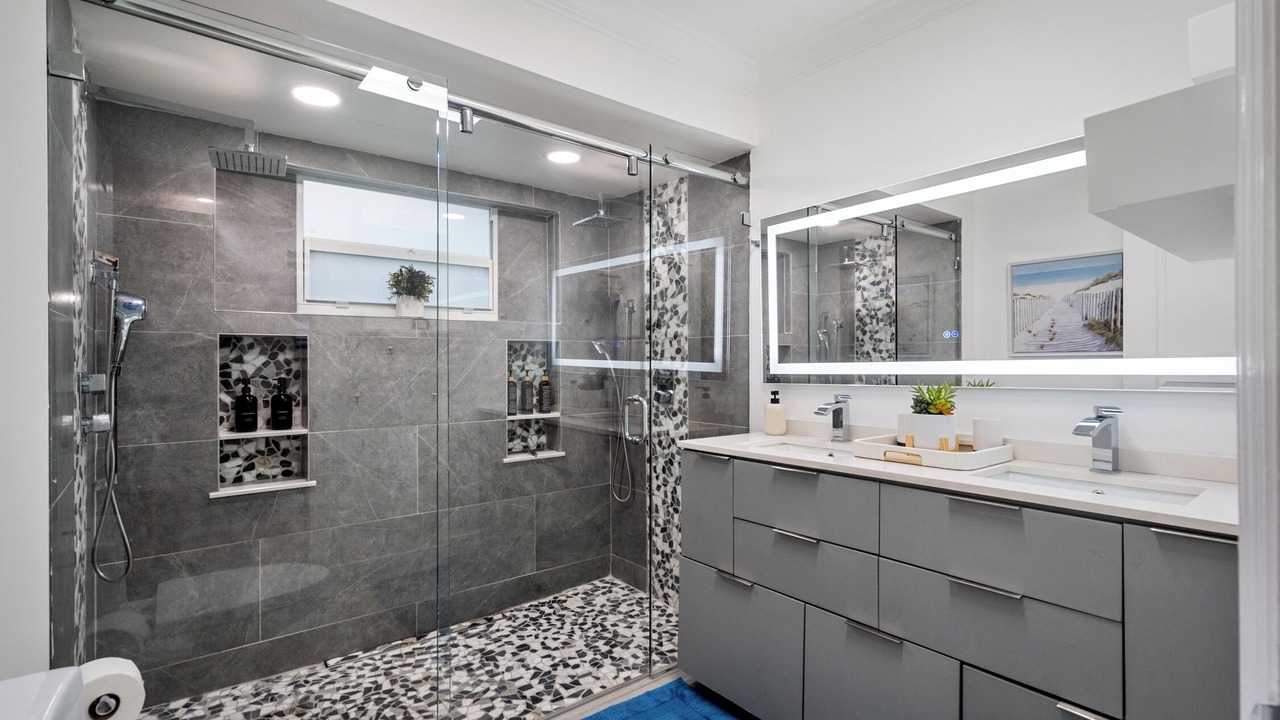 Photo of Bathroom in Boulevard Park Isles