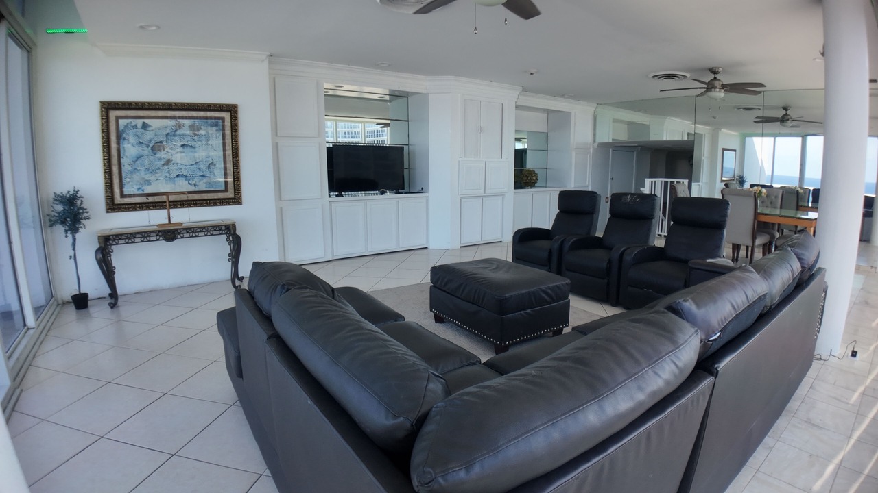 Photo of Livingroom in Galt Mile