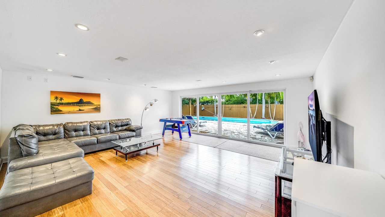 Photo of Livingroom in Oakland Park