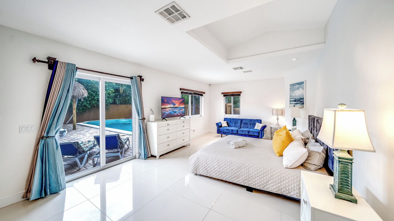 Photo of Bedroom in Oakland Park
