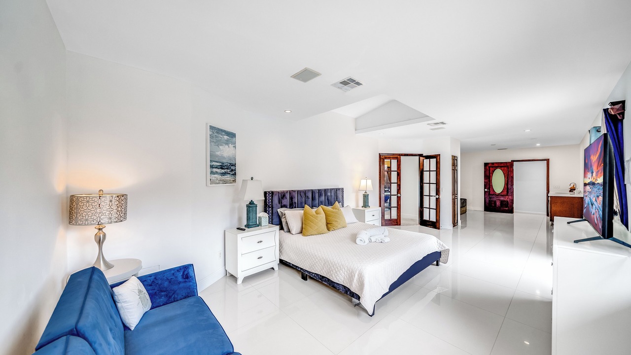 Photo of Bedroom in Oakland Park