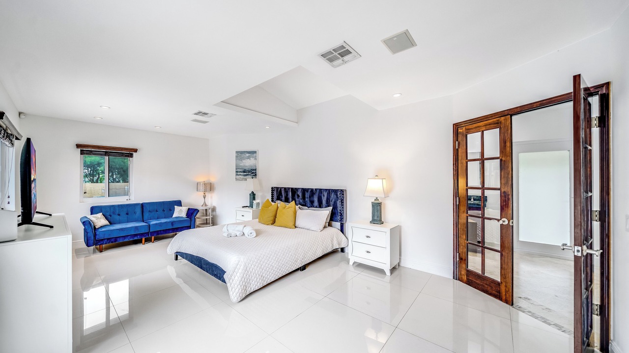 Photo of Bedroom in Oakland Park