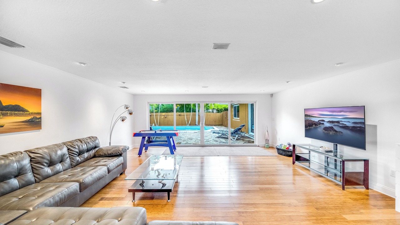 Photo of Livingroom in Oakland Park