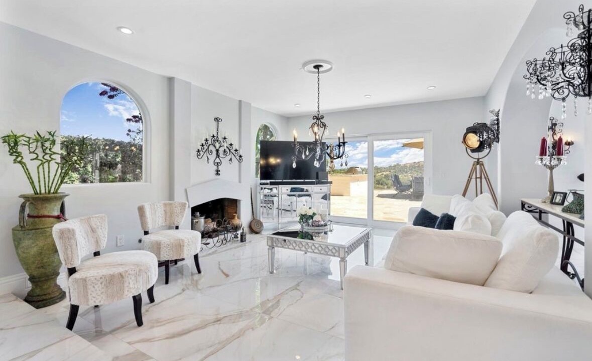 Photo of Livingroom in Tarzana