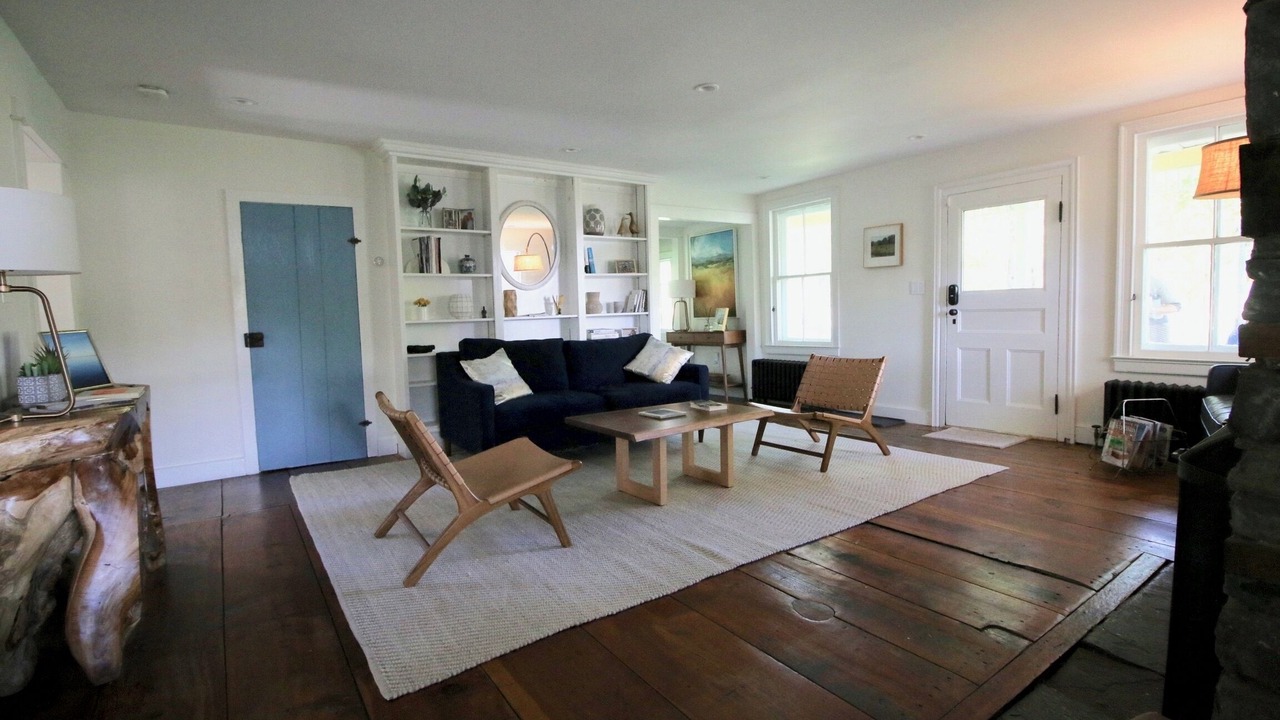 Photo of Livingroom in Town of Olive