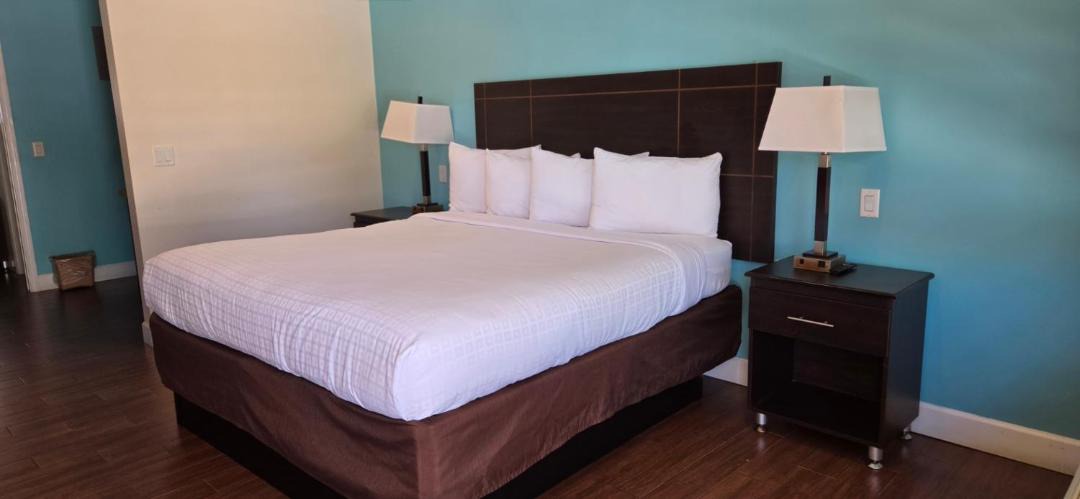 Photo of Bedroom in Hollywood Lakes