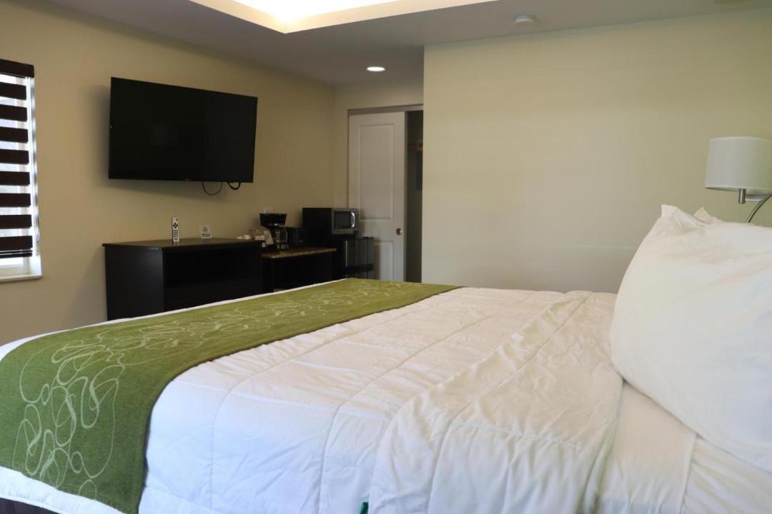 Photo of Bedroom in Hollywood Lakes
