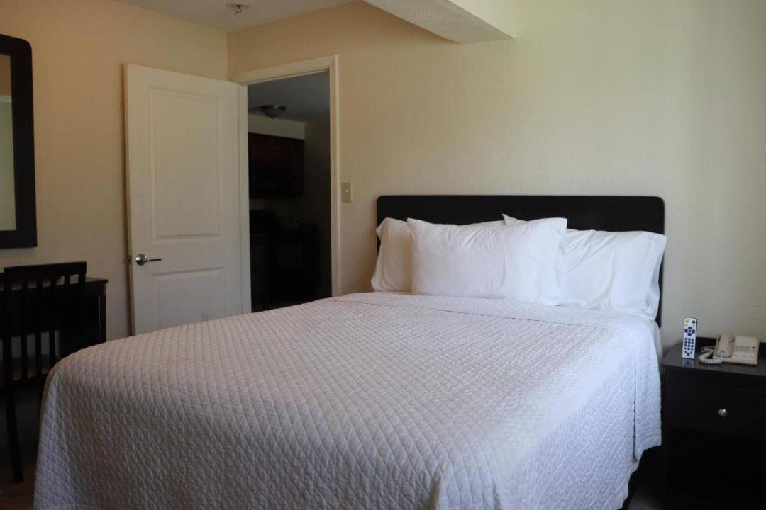 Photo of Bedroom in Hollywood Lakes