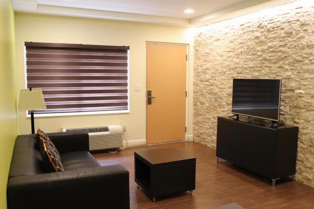 Photo of Livingroom in Hollywood Lakes