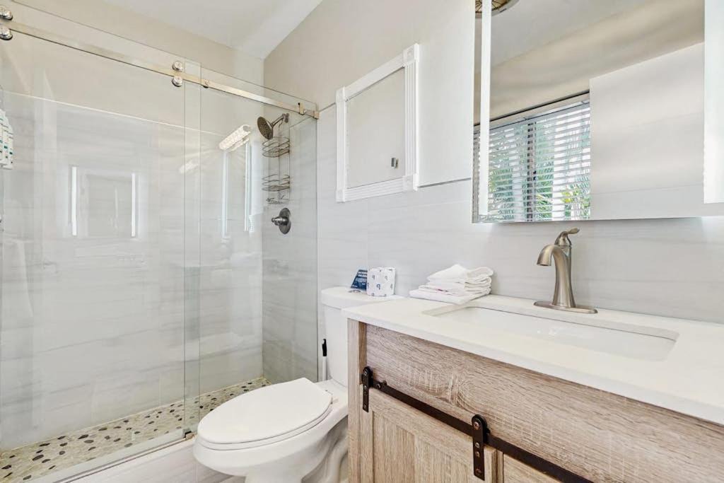 Photo of Bathroom in Hollywood Lakes