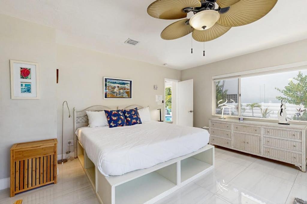 Photo of Bedroom in Hollywood Lakes