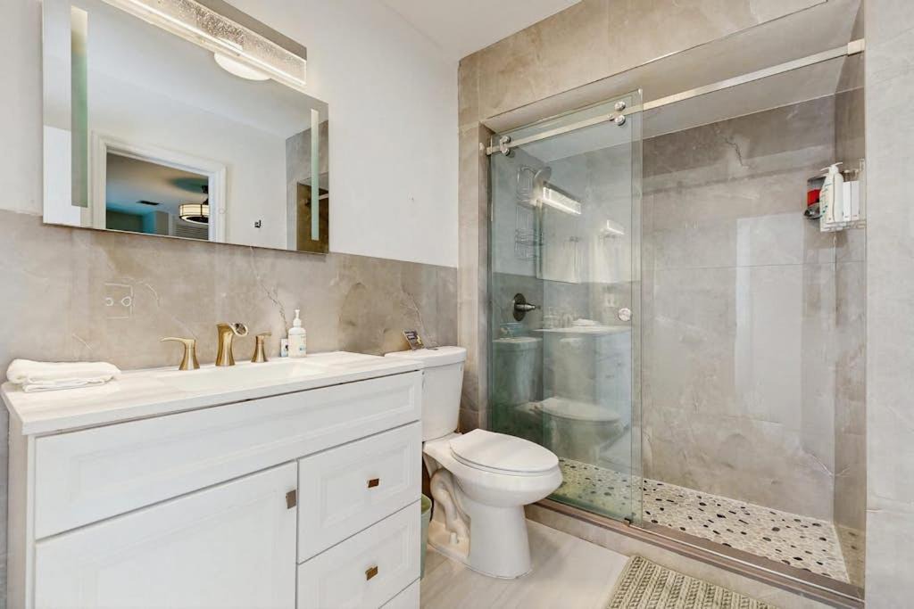 Photo of Bathroom in Hollywood Lakes