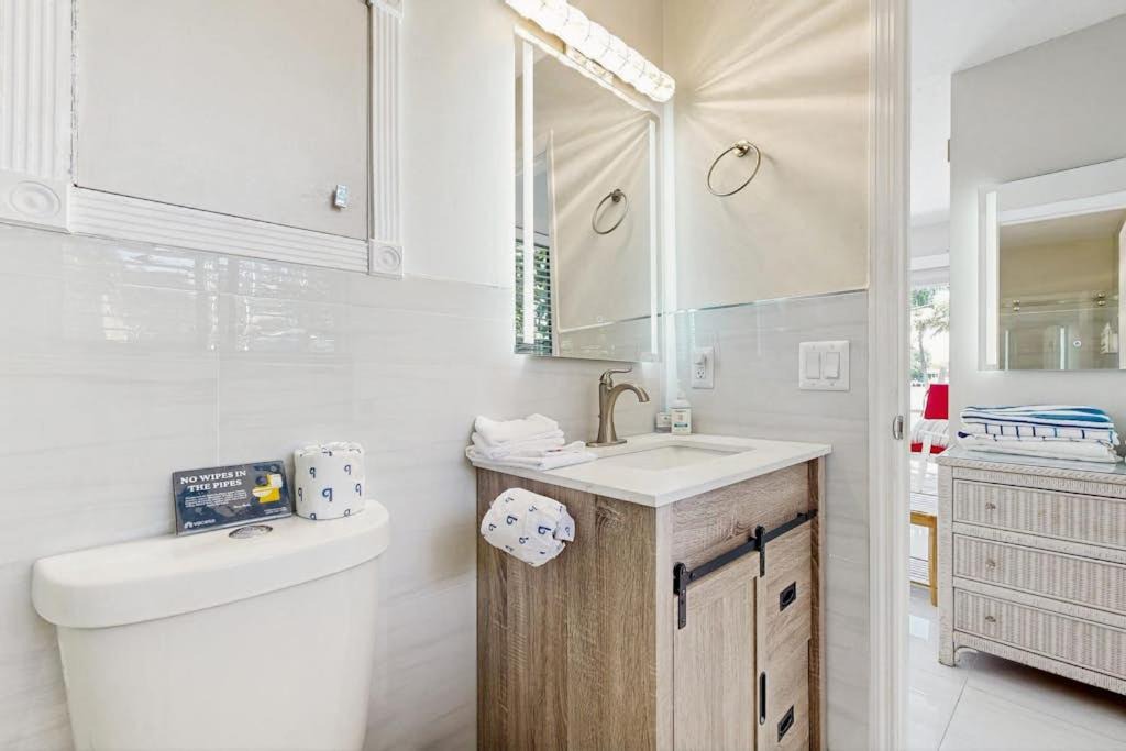 Photo of Bathroom in Hollywood Lakes