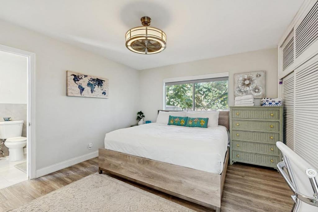 Photo of Bedroom in Hollywood Lakes