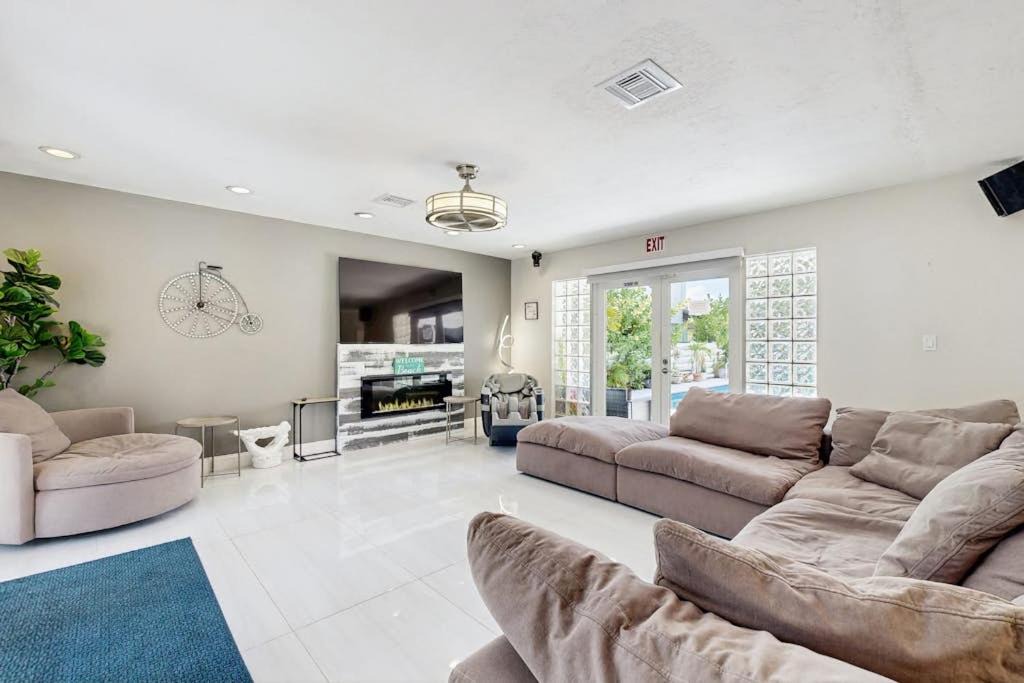Photo of Livingroom in Hollywood Lakes