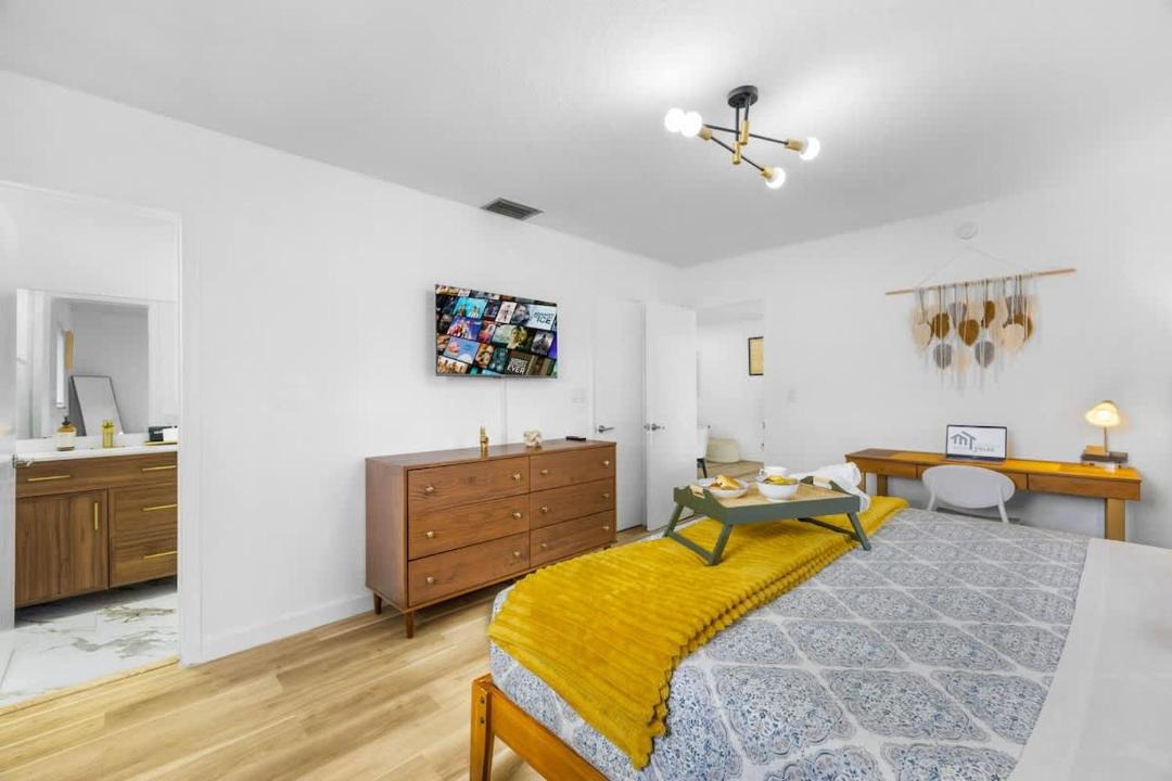 Photo of Bedroom in North Central Hollywood