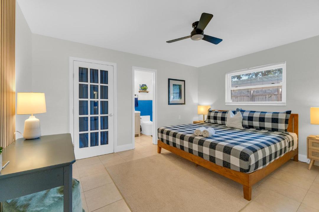 Photo of Bedroom in Oakland Park