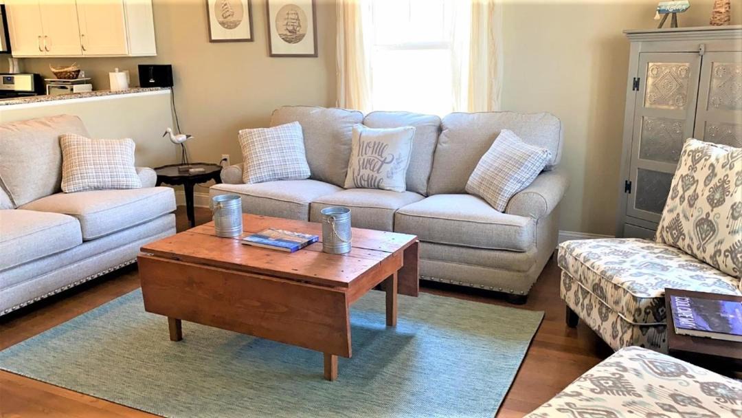 Photo of Livingroom in Town Bank