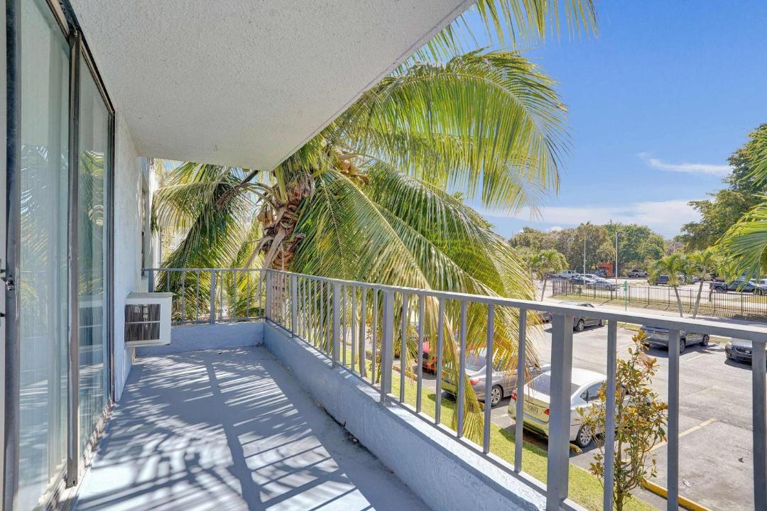 Photo of Patio Balcony in Golden Glades