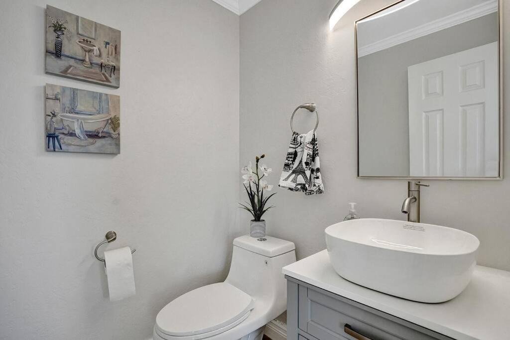 Photo of Bathroom in Hollywood