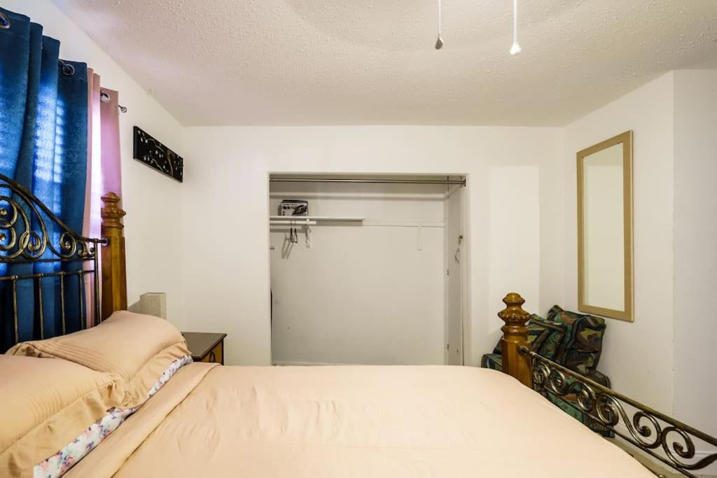 Photo of Bedroom in Oakland Park