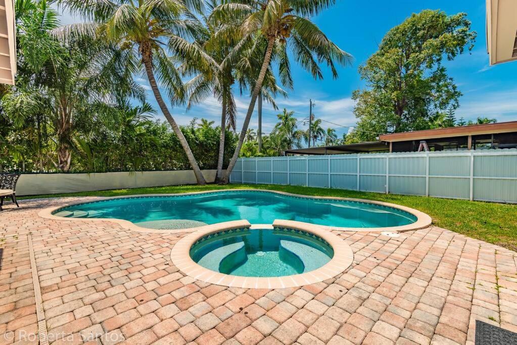 Photo of Outdoor in Hollywood Lakes