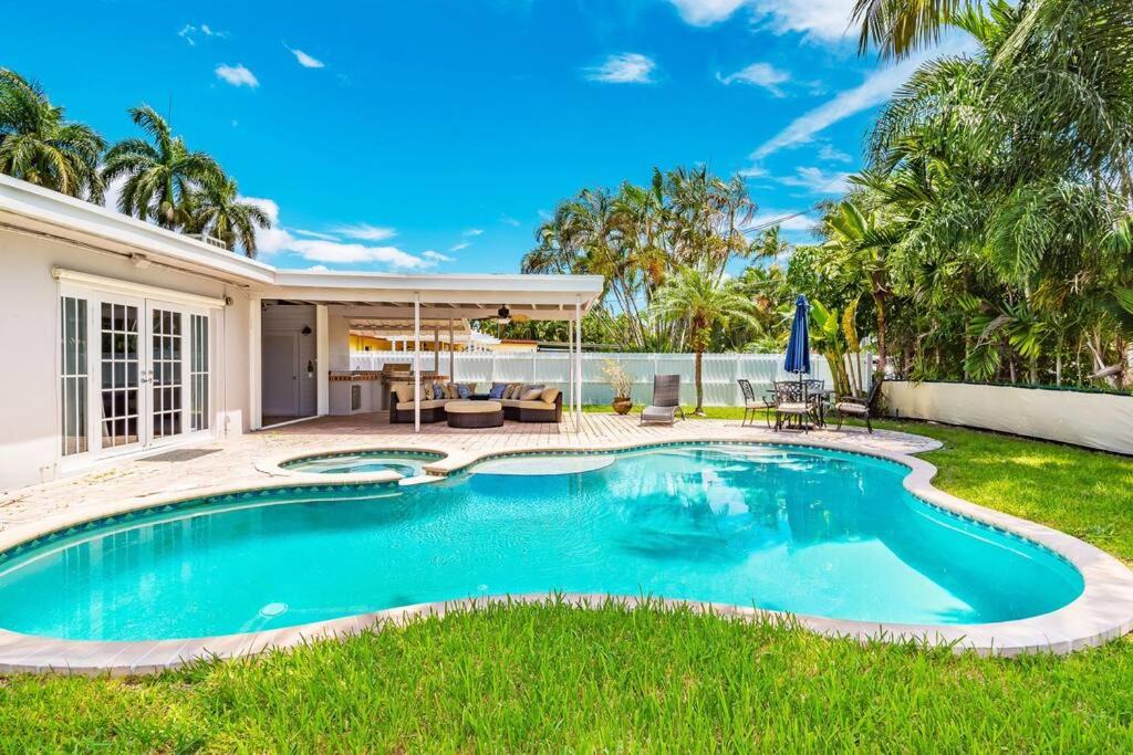 Photo of Outdoor in Hollywood Lakes