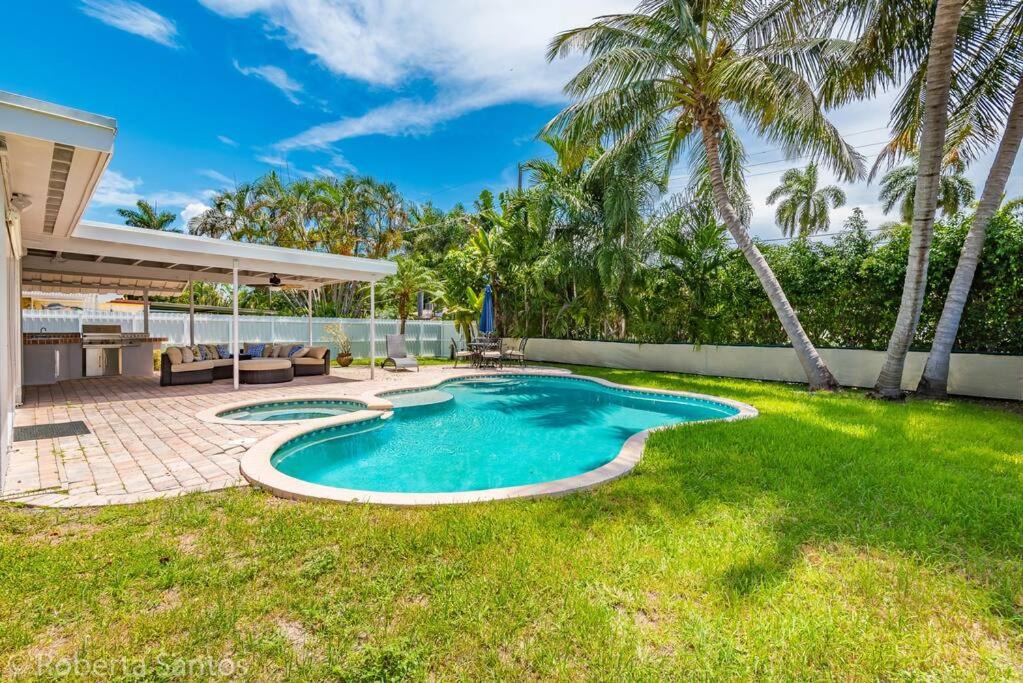 Photo of Outdoor in Hollywood Lakes