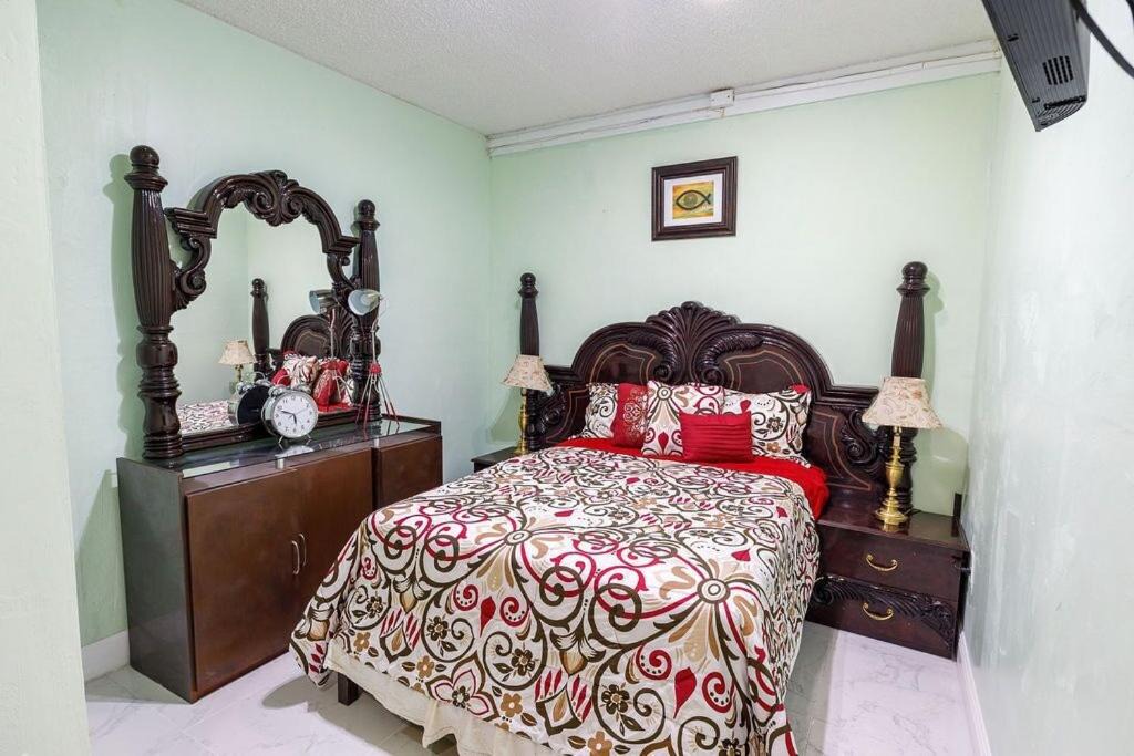 Photo of Bedroom in Golden Glades