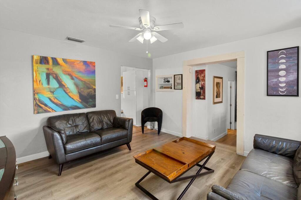 Photo of Livingroom in North Central Hollywood