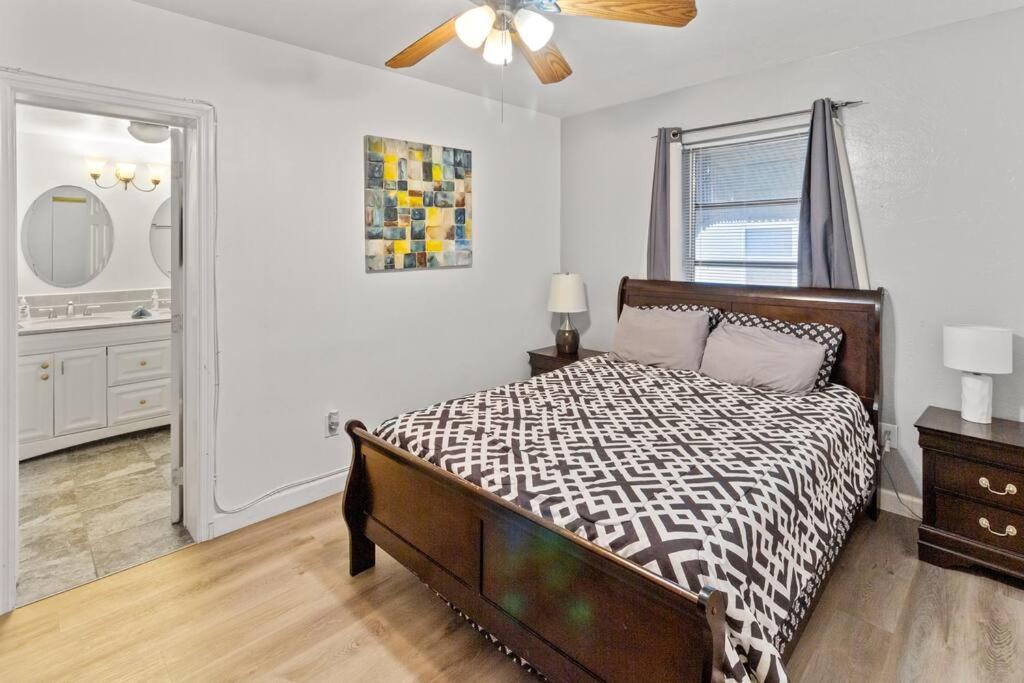 Photo of Bedroom in North Central Hollywood