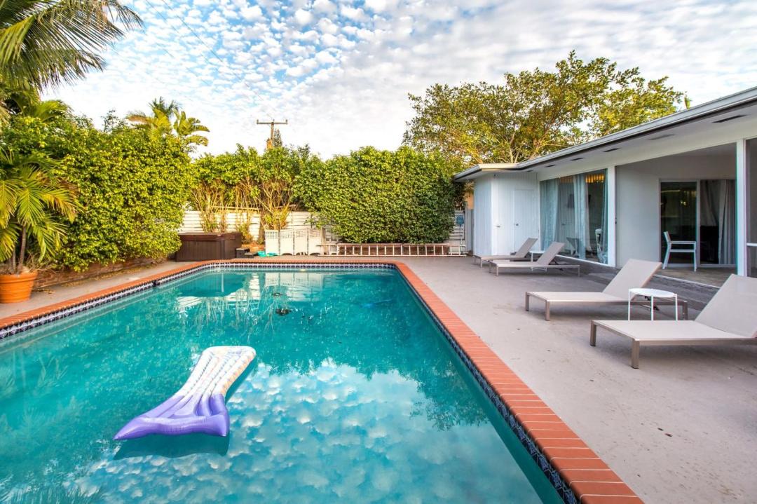 Photo of Outdoor in Hollywood Lakes