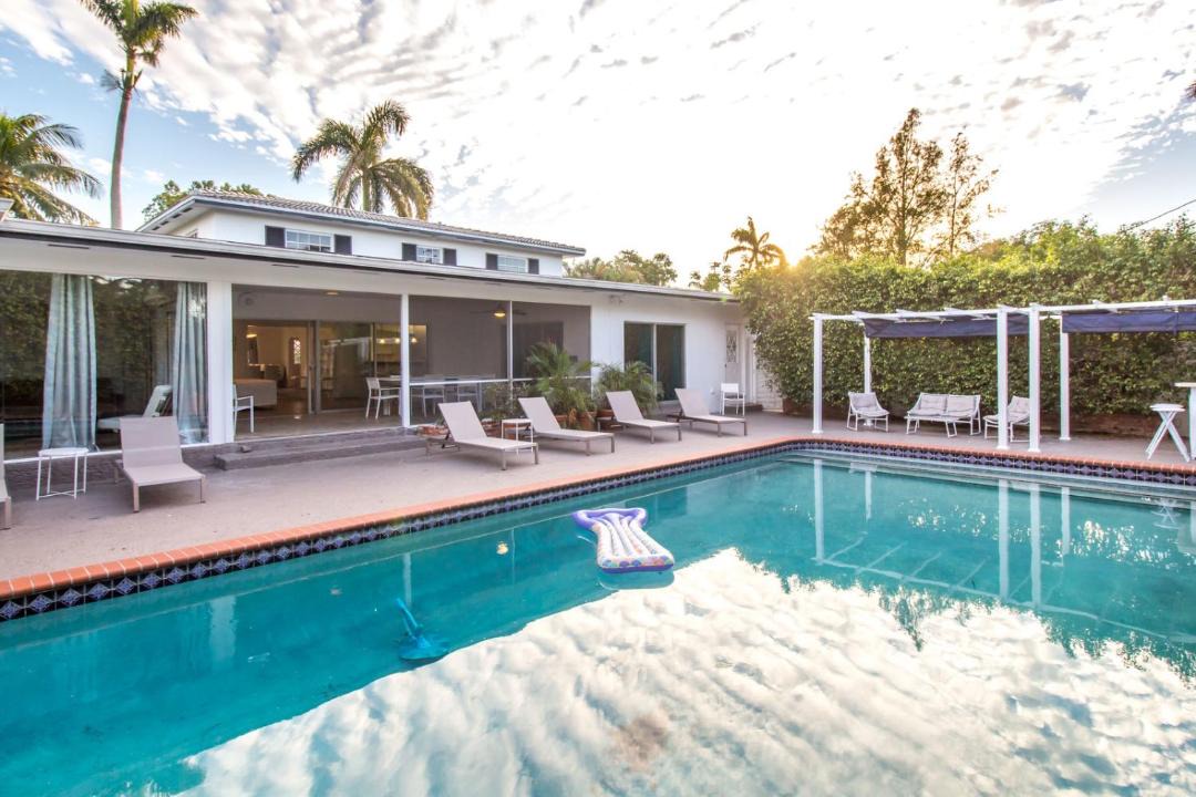 Photo of Outdoor in Hollywood Lakes