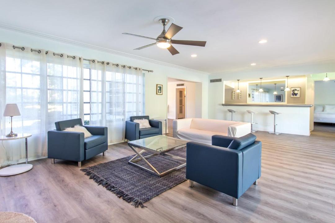 Photo of Livingroom in Hollywood Lakes