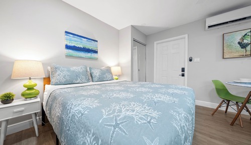 Standard Queen Studio w/ Kitchenette