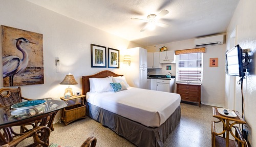 Economy Room (Efficiency 1 Queen Bed)