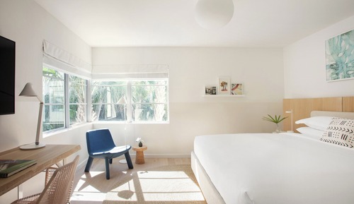 Room (Essential)