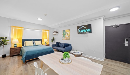 Deluxe Accessible Queen Studio w/ Kitchen & Sofa Bed