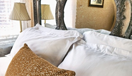 Deluxe Suite, 1 King Bed, Private Bathroom (Davis Suite)