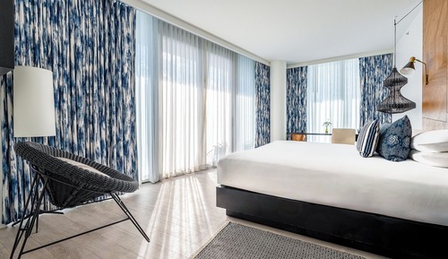 Signature Room, 1 King Bed, Balcony, Corner