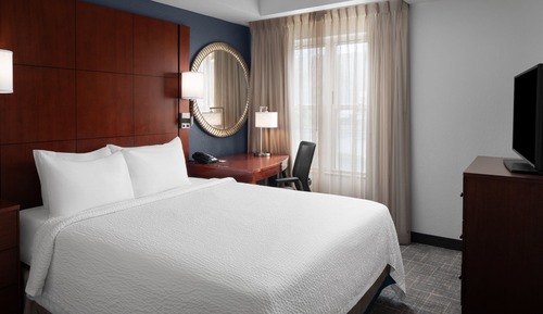Suite, 2 Bedrooms, Fireplace (Mobility/Hearing Access, Roll-in Shwr)