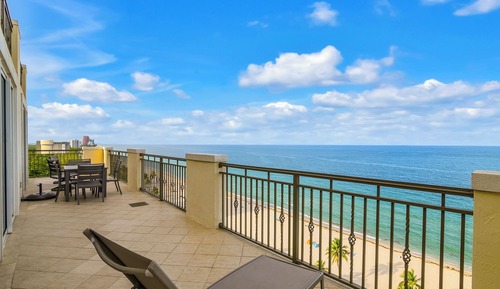 One Bedroom Oceanfront Deluxe Suite