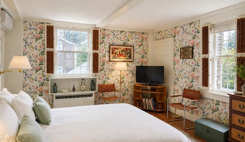 Charming Green Room Boutique B&B