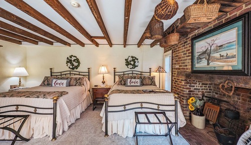 Room, 2 Queen Beds, Courtyard Area