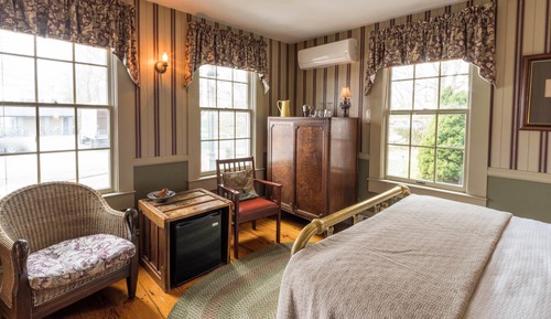 Romantic Double Room, Ensuite, Partial Sea View (Windsor Suite)