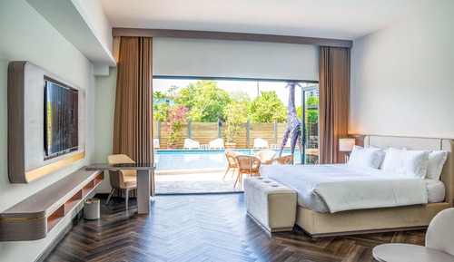 Room, 1 King Bed, Non Smoking (Mobility, Roll-in Shower)