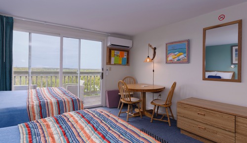 Kitchenette  / Private Balcony Room  2 Queen Beds