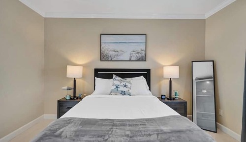 Classic Single Room, 1 Queen Bed, Patio (Hendrick 3)