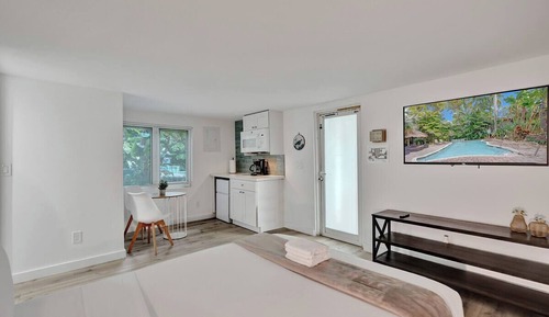 Classic Studio, 1 Queen Bed (Royal Plam Suites)