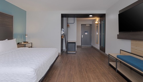 Room, 1 King Bed, Accessible (Mobility, Hearing, Roll-In Shower)